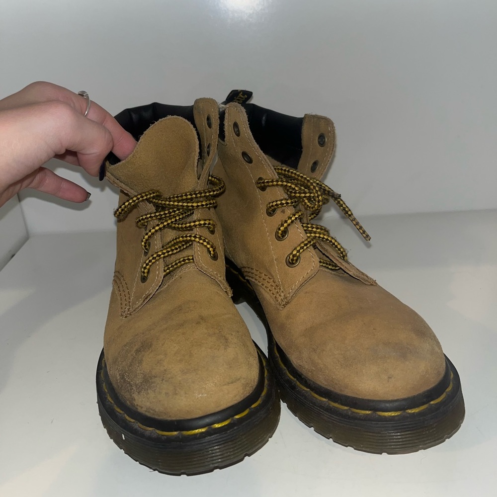 Tan Dr. Martens
